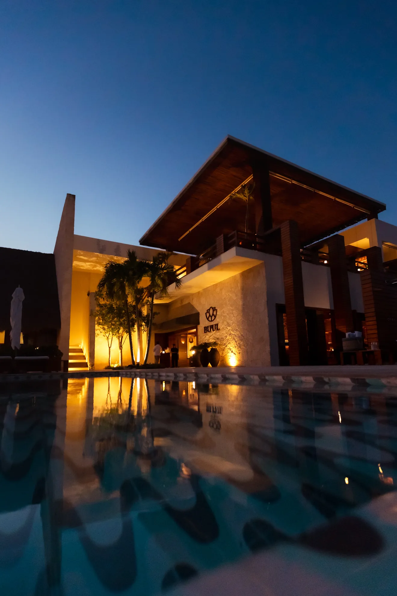 Villa iluminada de noche