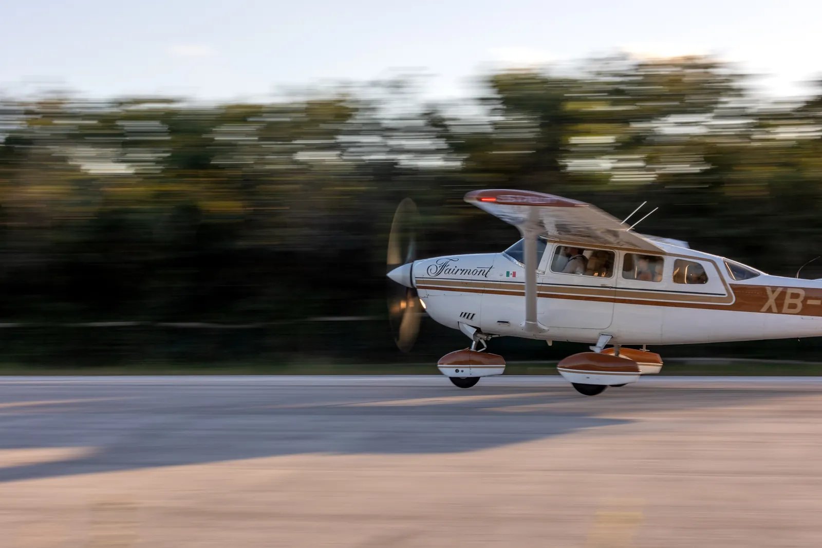 Avioneta en movimiento, Fairmont