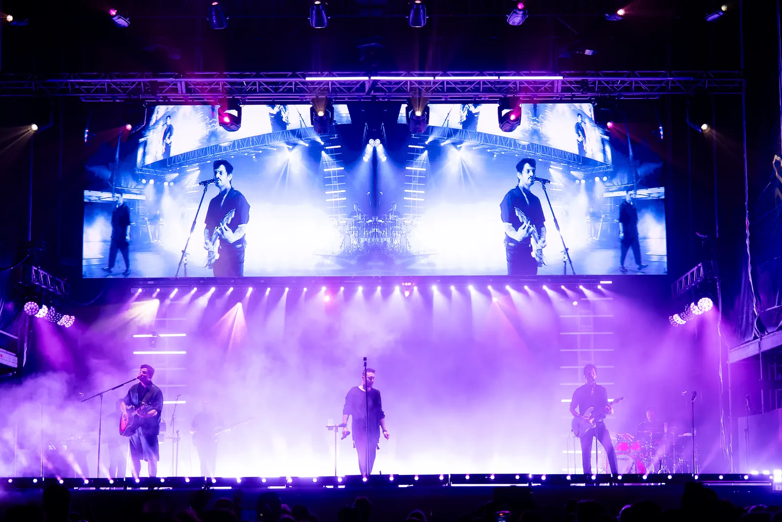 Escenario, luces moradas