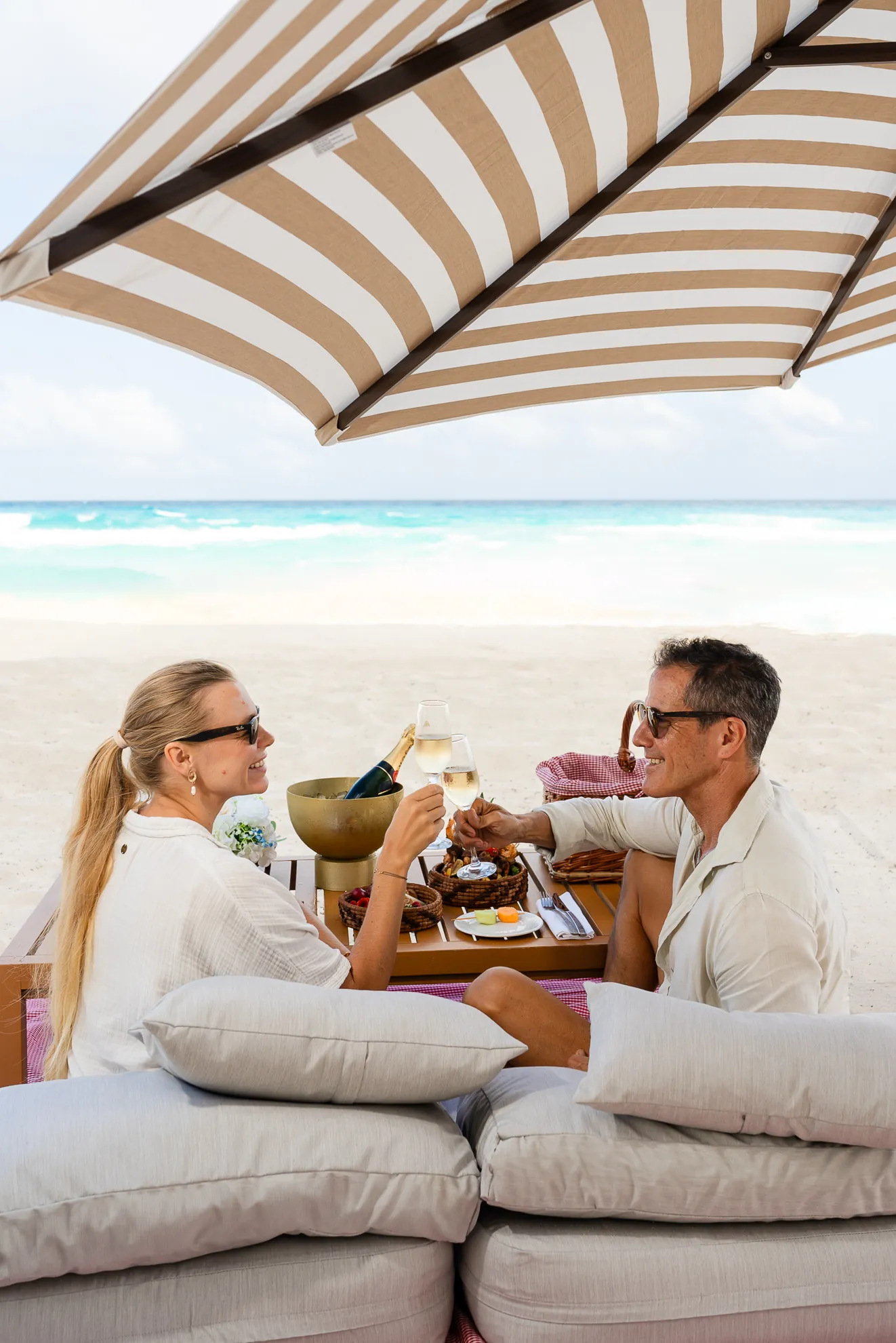 Pareja en bata frente al mar, Hilton
